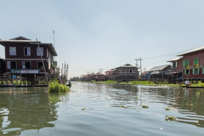 Village sur pilotis sur le lac Inle