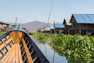 Village sur pilotis sur le lac Inle