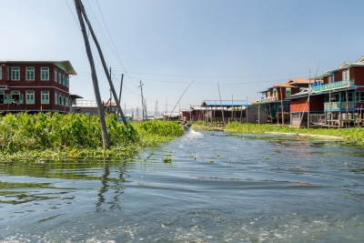 Village sur pilotis sur le lac Inle