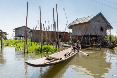 Village sur pilotis sur le lac Inle