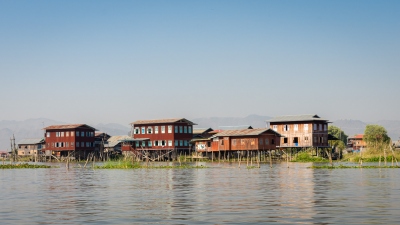 Village sur pilotis sur le lac Inle