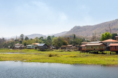 Village sur pilotis sur le lac Inle