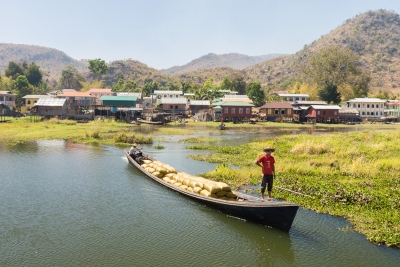 Village sur pilotis sur le lac Inle