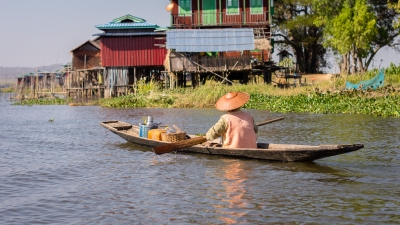 Village sur pilotis sur le lac Inle