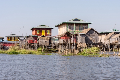 Village sur pilotis sur le lac Inle