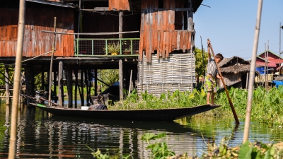 Village sur pilotis sur le lac Inle