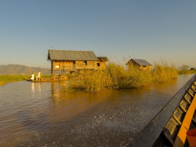 Village sur pilotis sur le lac Inle