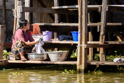 Village sur pilotis sur le lac Inle