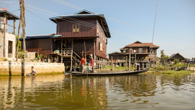 Village sur pilotis sur le lac Inle