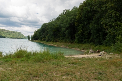 Plage sauvage au lac de Vouglans