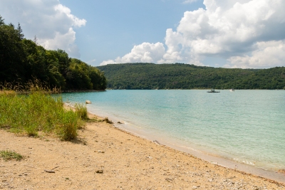 Plage sauvage au lac de Vouglans