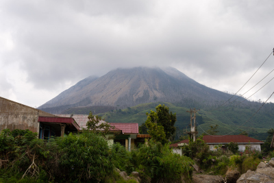 Vue sur le volcan Sinabung